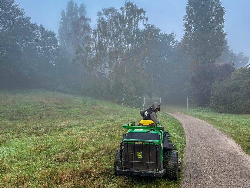 Dieses Bild zeigt Vorbereitende landschaftsgärtnerische Arbeiten der Firma Drewes Landschaftsbau GmbH an der Herschelschule Hannover