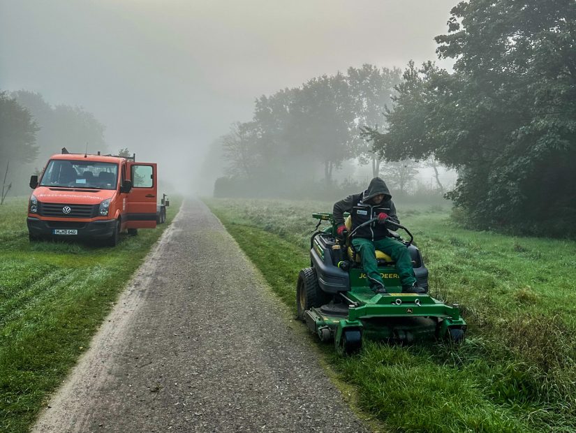 Dieses Bild zeigt Vorbereitende landschaftsgärtnerische Arbeiten der Firma Drewes Landschaftsbau GmbH an der Herschelschule Hannover