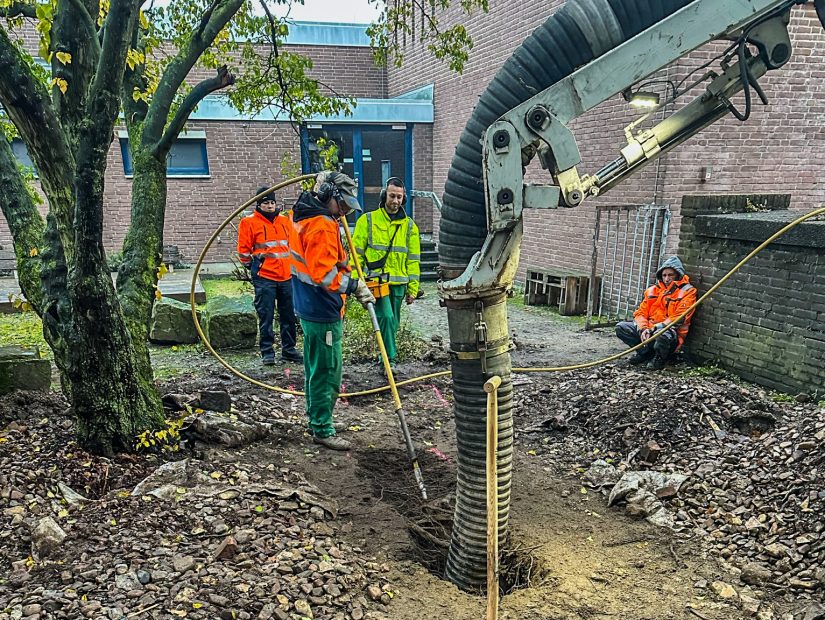 Dieses Bild zeigt Vorbereitende landschaftsgärtnerische Arbeiten der Firma Drewes Landschaftsbau GmbH an der Herschelschule Hannover