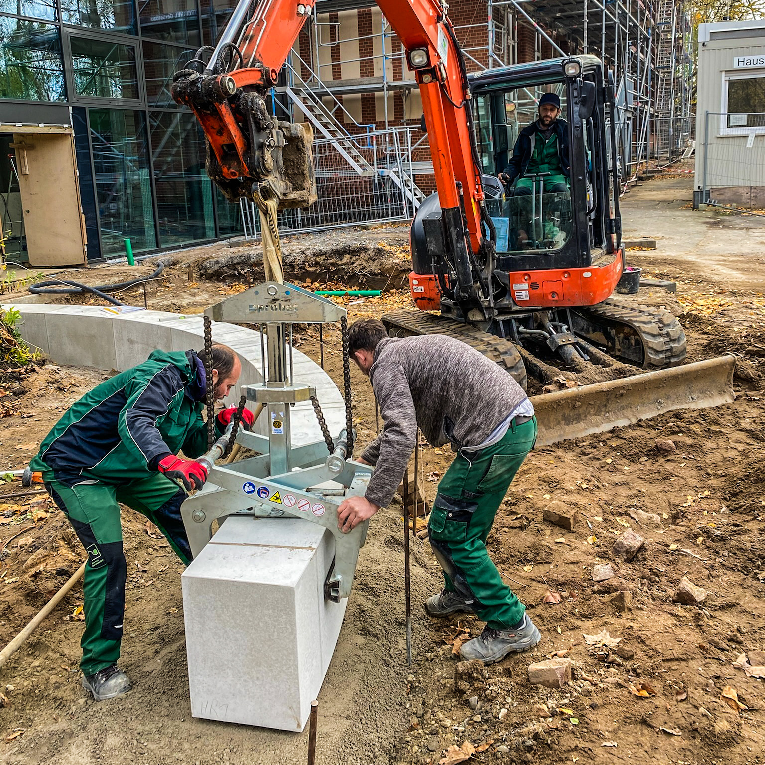 Dieses Bild zeigt die Firma Drewes Landschaftsbau GmbH bei Landschaftsbauarbeiten an der Grundschule Kastanienweg in Hannover