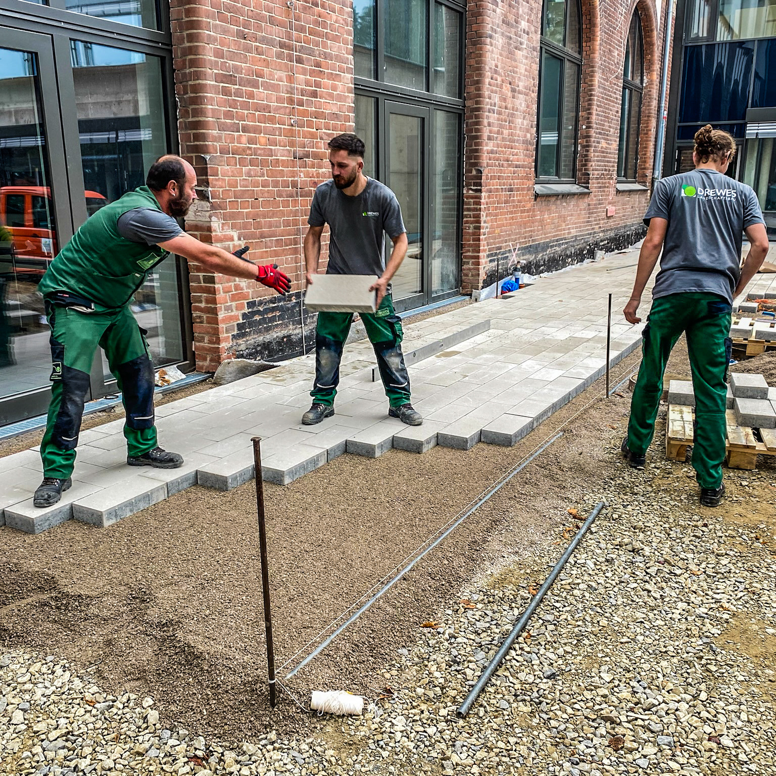 Dieses Bild zeigt die Firma Drewes Landschaftsbau GmbH bei Landschaftsbauarbeiten an der Grundschule Kastanienweg in Hannover 