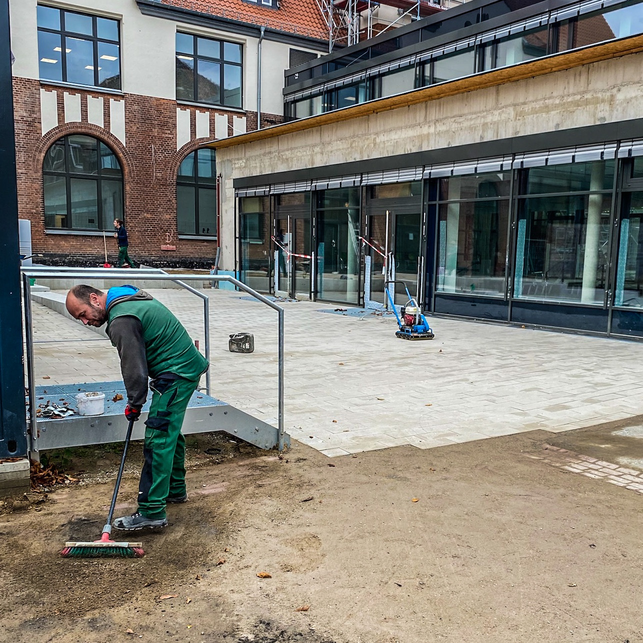 Dieses Bild zeigt die Firma Drewes Landschaftsbau GmbH bei Landschaftsbauarbeiten an der Grundschule Kastanienweg in Hannover 